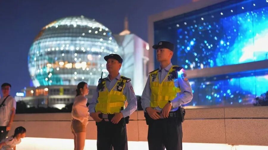 上海为游客操碎了心…警方宣布：认准这些蓝马甲，免费拍！