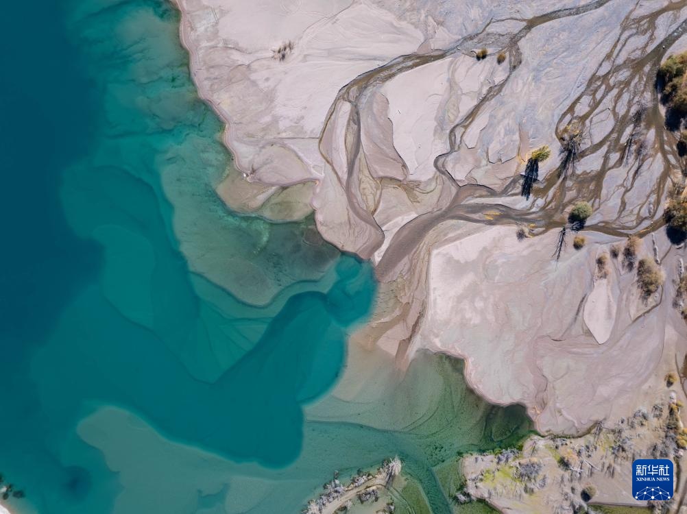 哈萨克斯坦：伊塞克峡谷和伊塞克湖的秋日画卷