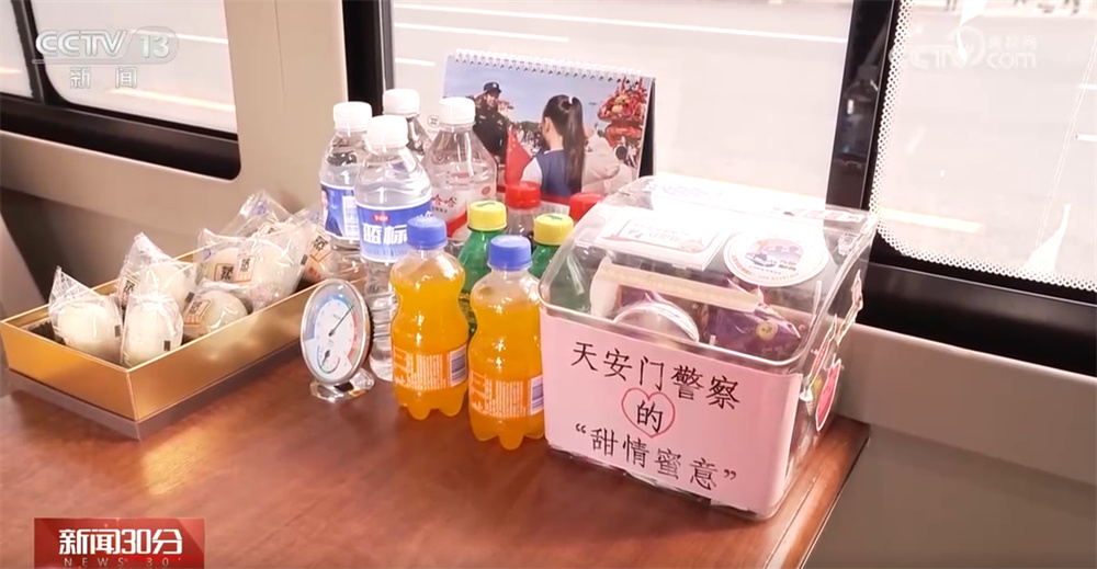 看升旗、打卡大花篮 天安门广场掀参观热 民警坚守岗位提供“暖”服务