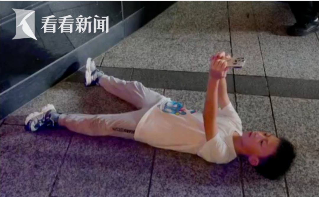 事发上海街头！有人突然躺下？警方官宣新举措：派出专业团队，爆火打卡点免费拍