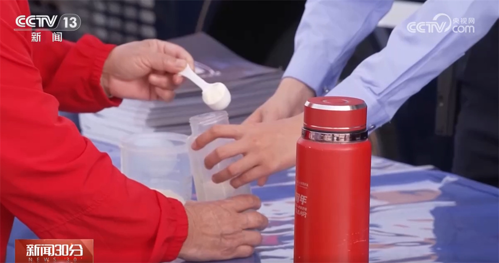 看升旗、打卡大花篮 天安门广场掀参观热 民警坚守岗位提供“暖”服务