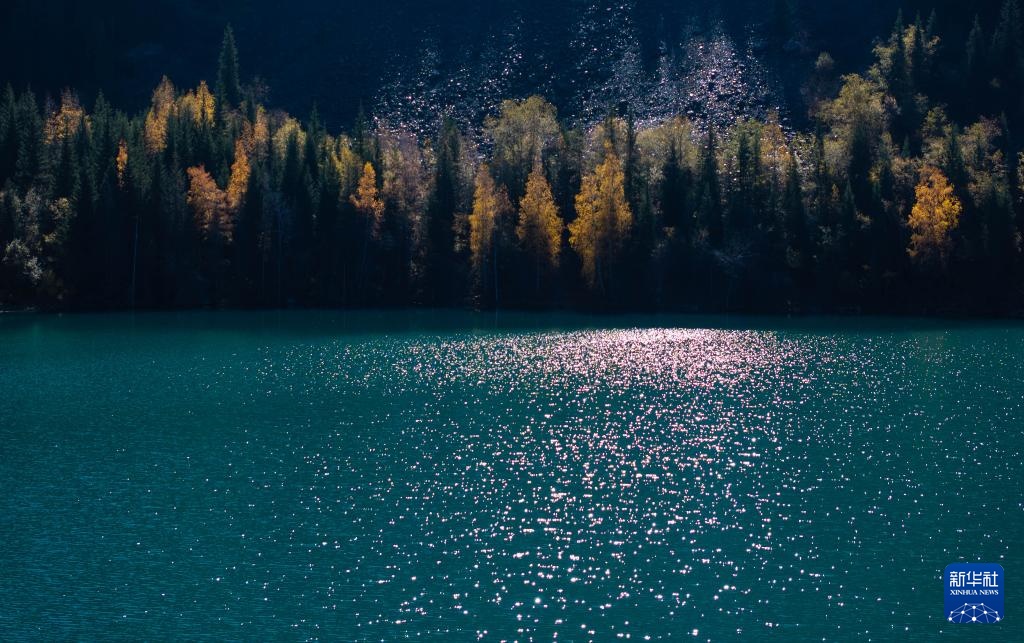 哈萨克斯坦：伊塞克峡谷和伊塞克湖的秋日画卷