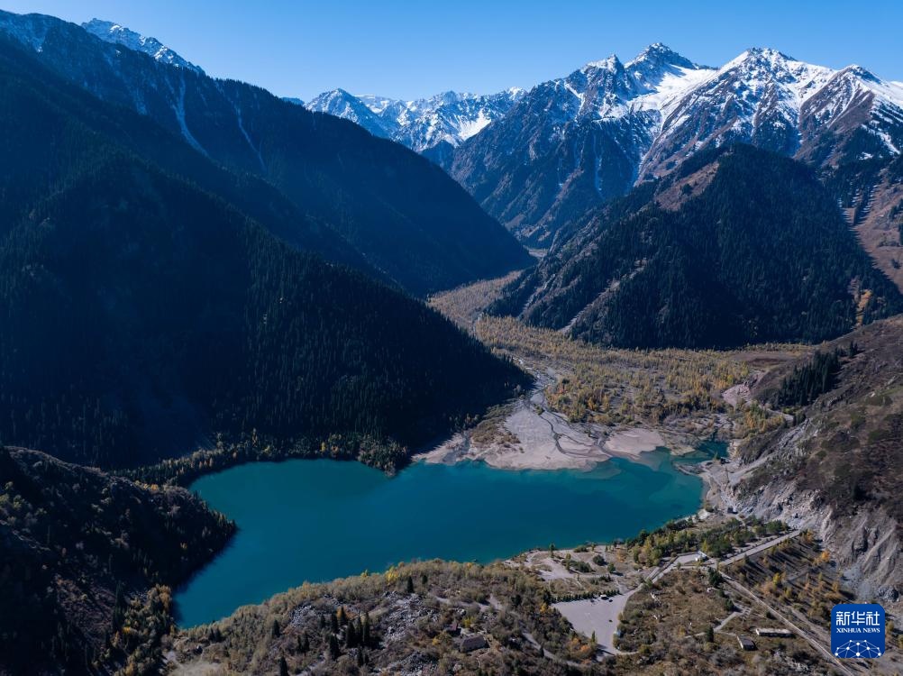 哈萨克斯坦：伊塞克峡谷和伊塞克湖的秋日画卷