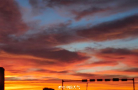 台风来袭前绝美晚霞映海口 台风来袭前绝美晚霞映海口