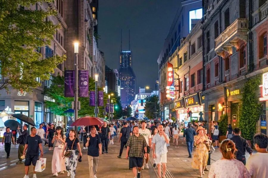 事发上海街头！有人突然躺下？警方官宣新举措：派出专业团队，爆火打卡点免费拍