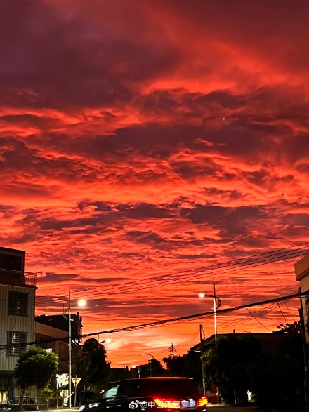 台风来袭前绝美晚霞映海口 台风来袭前绝美晚霞映海口