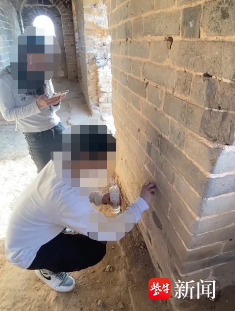 北京司马台长城遭游客刻字！警方：两人已被拘留并处罚款