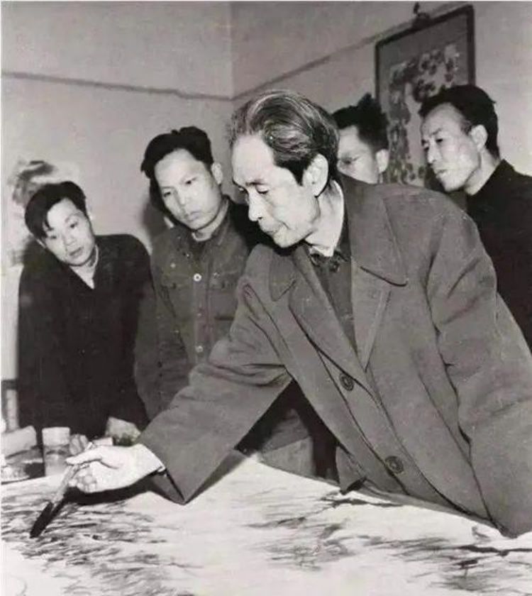 “妹妹你大胆地往前走”“大河向东流啊”……这些歌的作曲，是他→