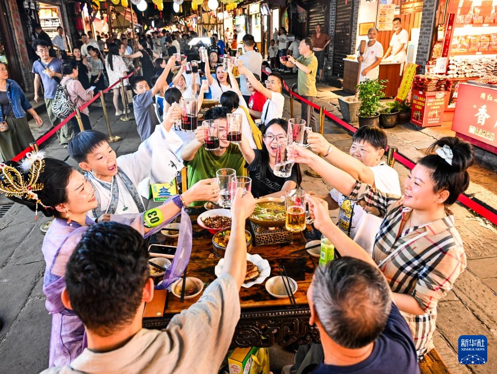 千年古镇摆起长街宴