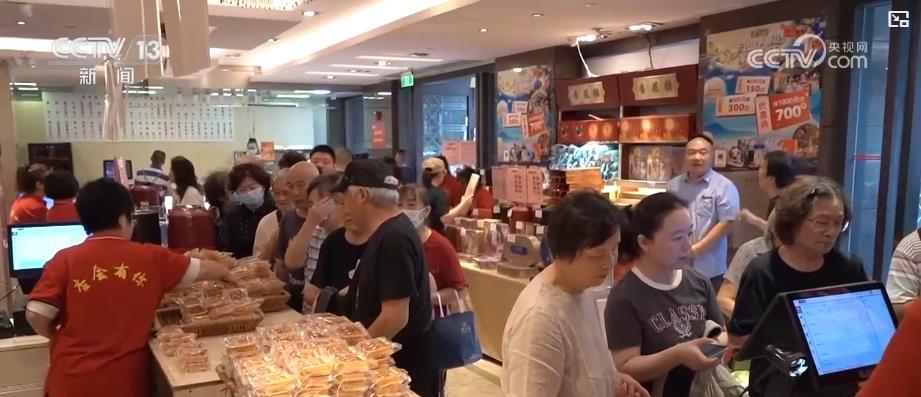 中秋月饼市场“热”力十足：特色风味受青睐 家乡味道寄托团圆情