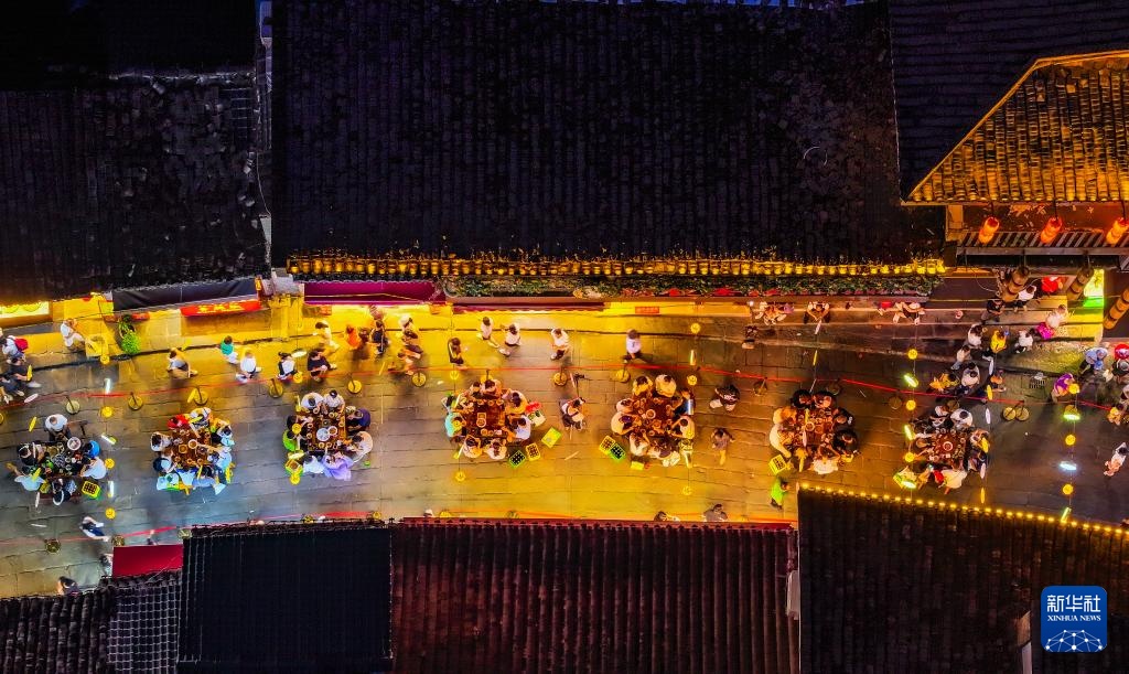 千年古镇摆起长街宴