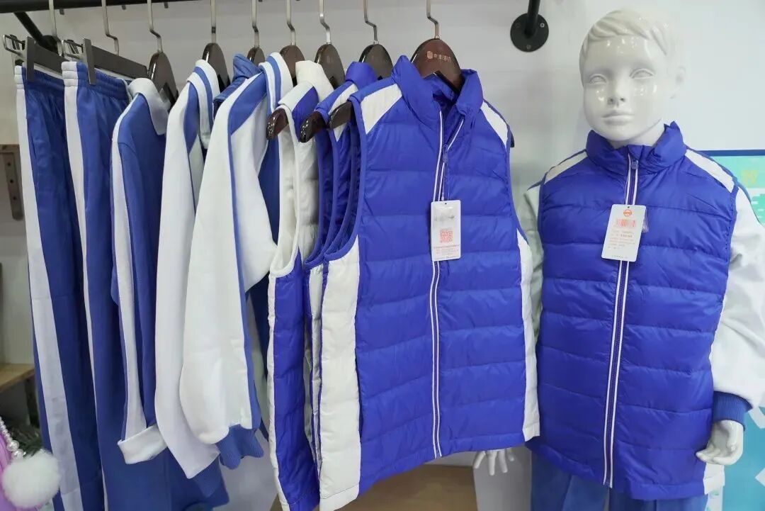 知名歌手穿深圳校服开唱！网友：这是我学长！