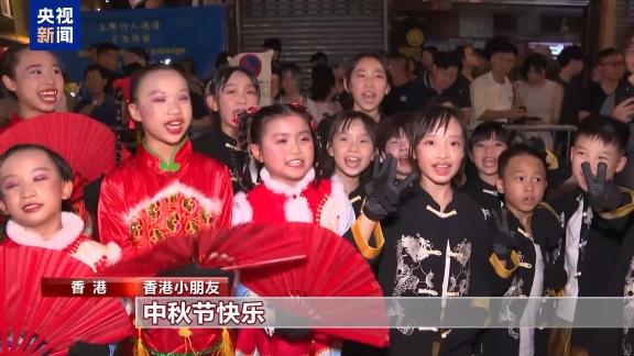 百年非遗庆团圆 香港市民舞火龙迎中秋