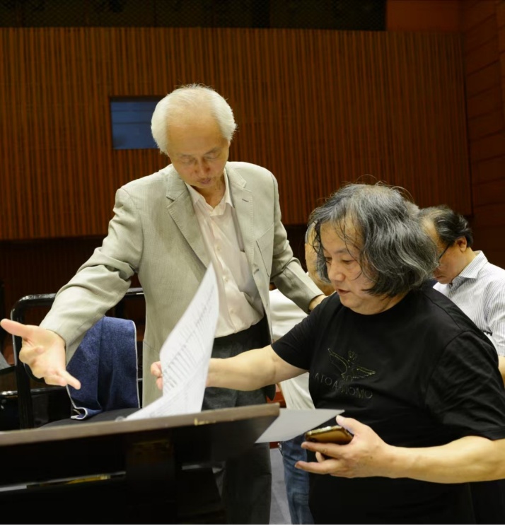 “妹妹你大胆地往前走”“大河向东流啊”……这些歌的作曲，是他→