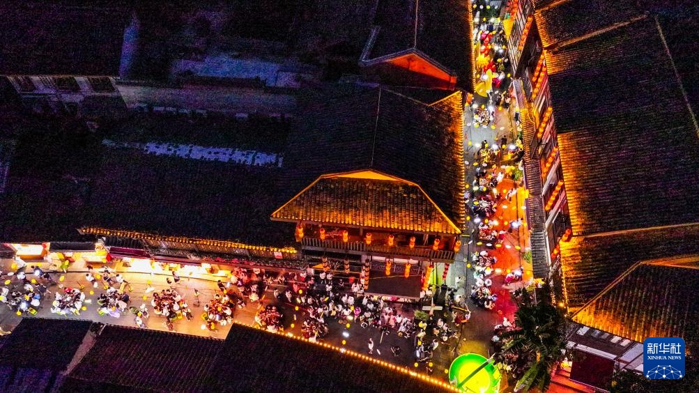 千年古镇摆起长街宴