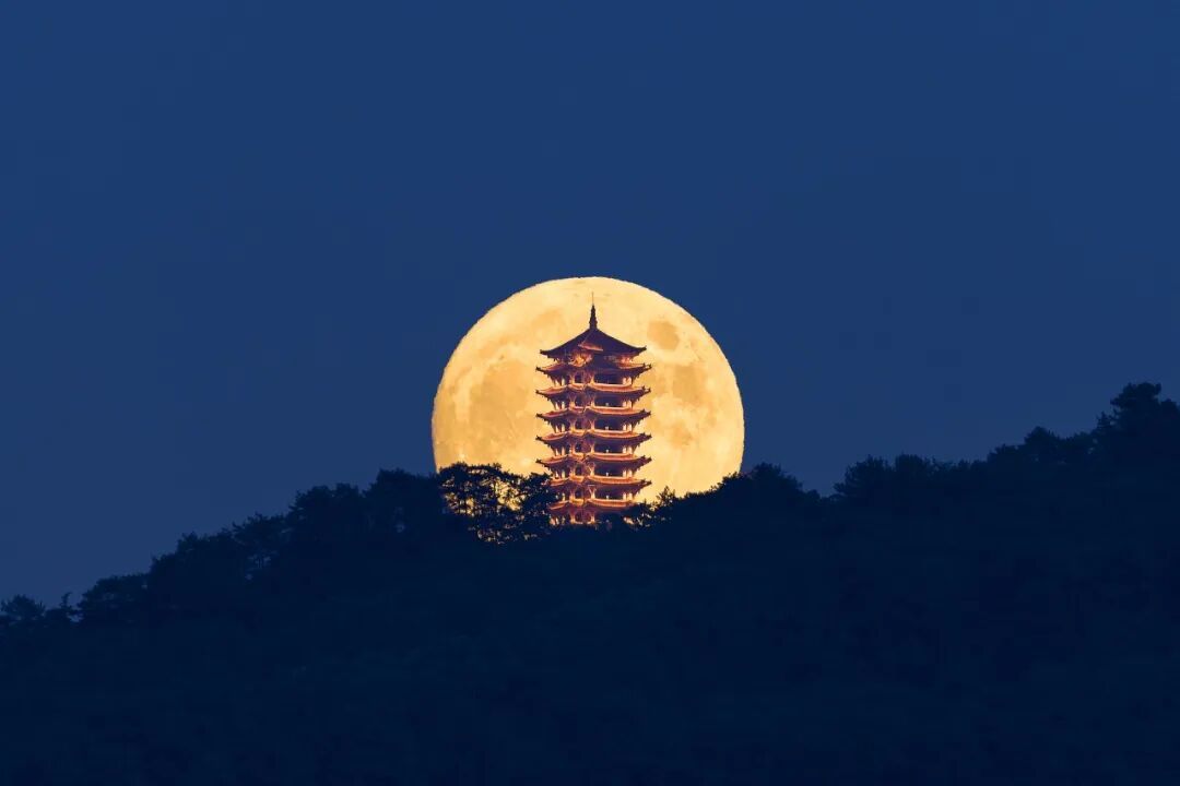 “超级月亮”来了！赏月攻略→