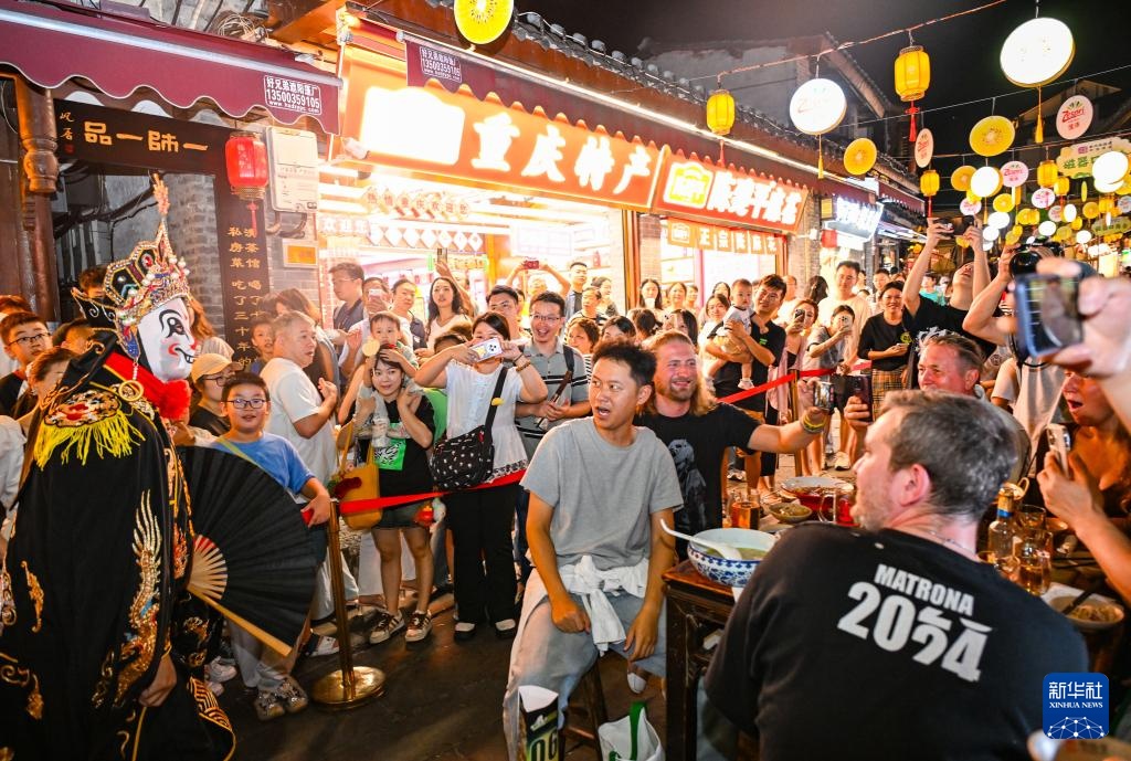 千年古镇摆起长街宴