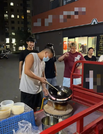 鸡排哥炒粉哥为何成假期顶流