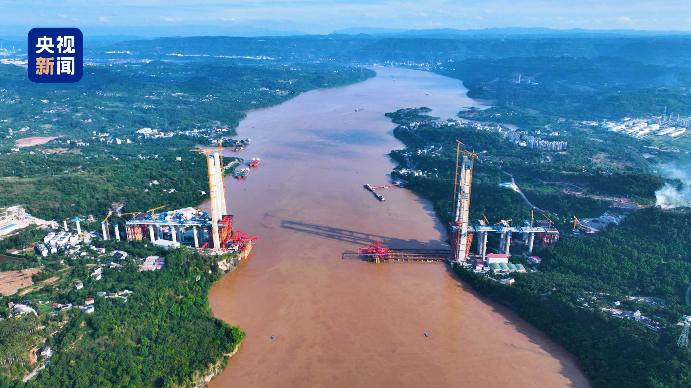 世界最高双联主塔 渝万高铁石沱长江大桥双主塔封顶