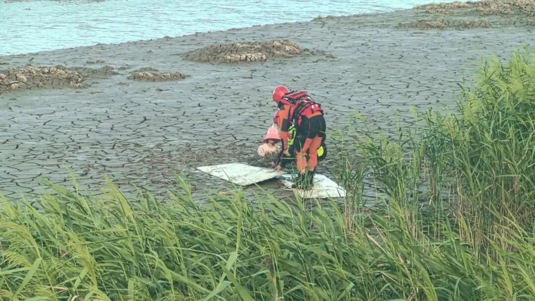 小女孩抓螃蟹被困滩涂，这一做法被救援人员点赞