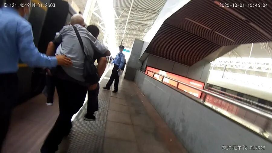 上海火车站，民警背起85岁老人一路狂奔！4天后，他们收到一条短信……