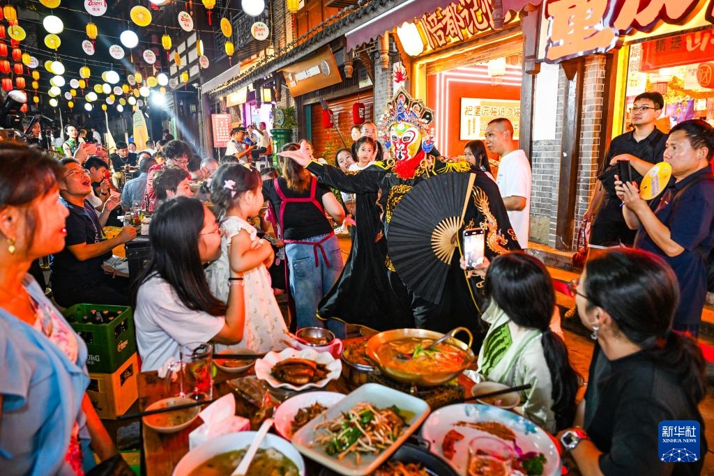 千年古镇摆起长街宴