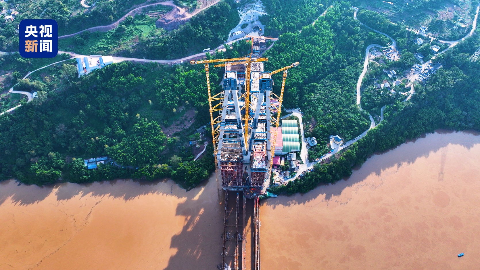 世界最高双联主塔 渝万高铁石沱长江大桥双主塔封顶