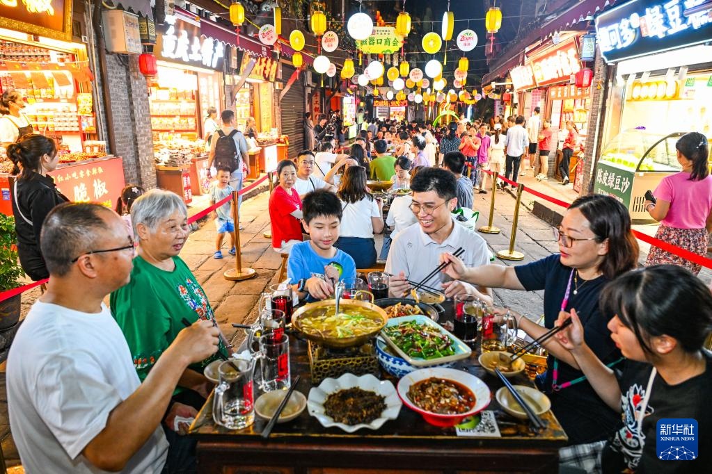 千年古镇摆起长街宴