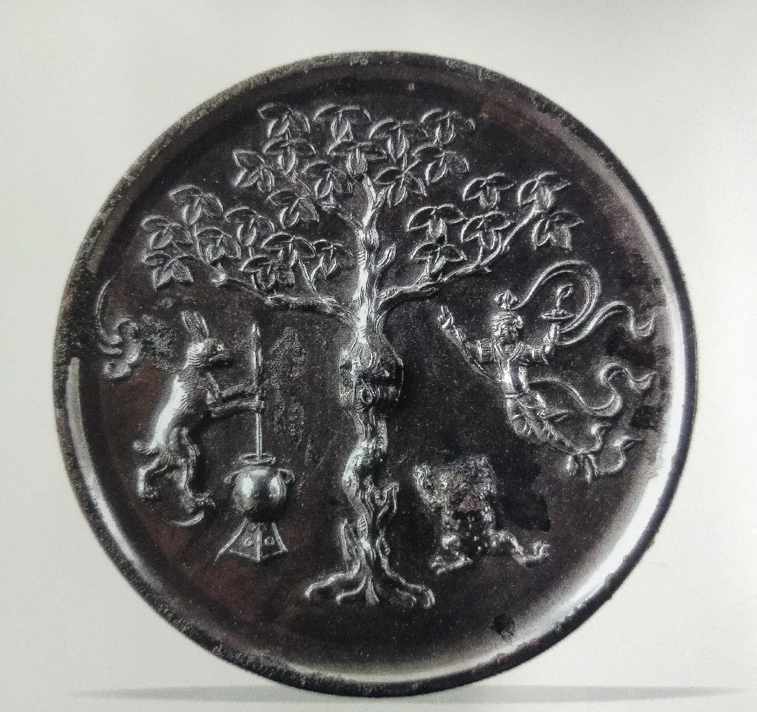 透过文物，看到古人 的“月亮情结”