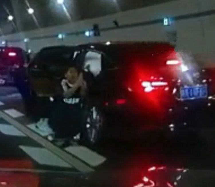 10岁男孩为救母跪地拦车，感动全网！
