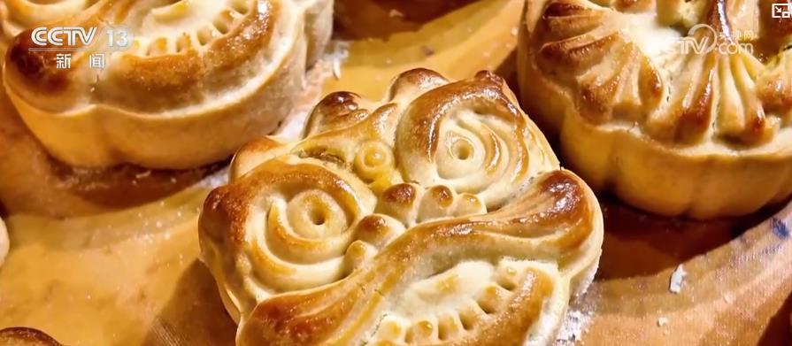 中秋月饼市场“热”力十足：特色风味受青睐 家乡味道寄托团圆情