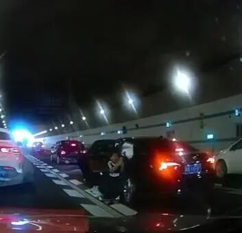 母亲车祸昏迷，10岁男孩跪地拦车求救感动全网