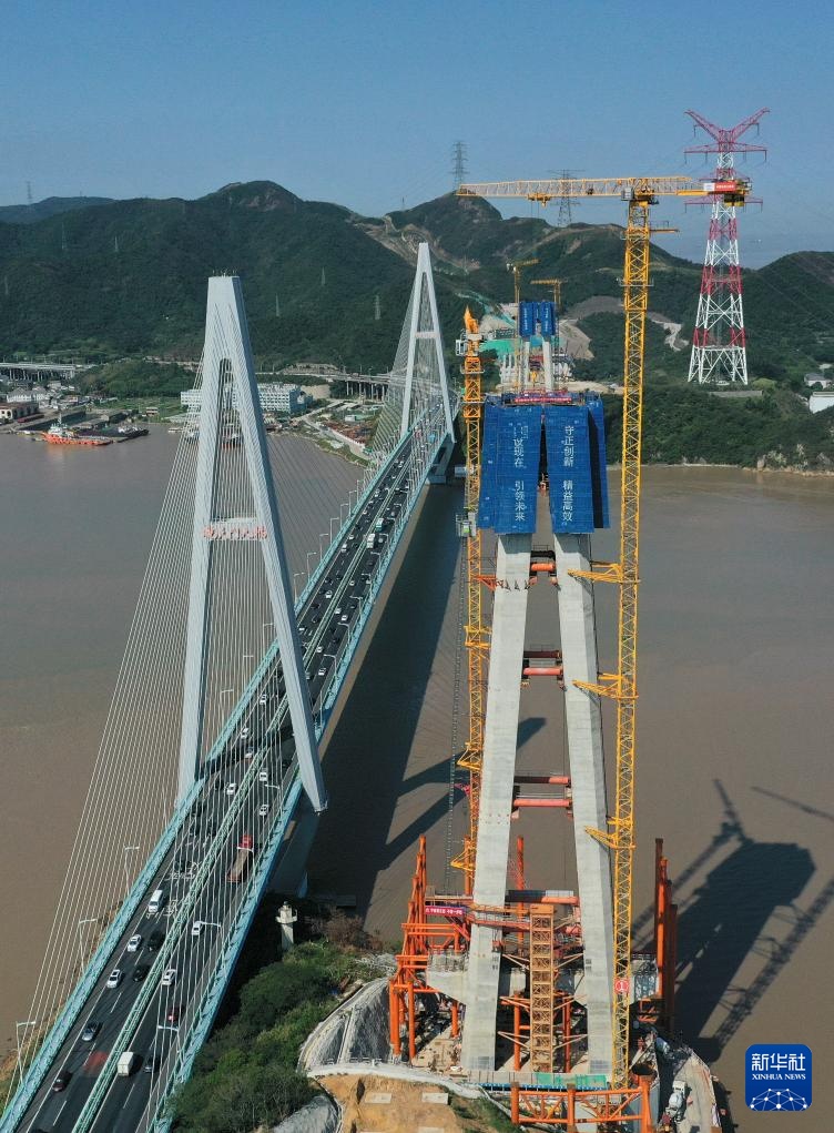 浙江：甬舟铁路桃夭门公铁两用大桥6号主塔顺利合拢