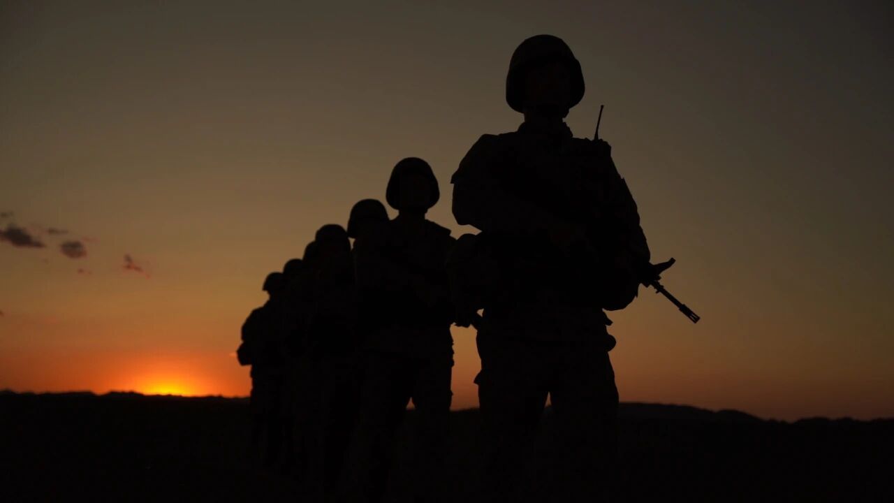 夕阳下，这是属于中国军人的独特浪漫！