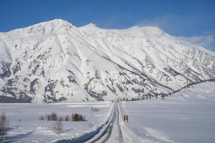 新疆喀纳斯景区遭遇降温降雪 道路仍处于管制状态 新疆喀纳斯景区遭遇降温降雪 道路仍处于管制状态