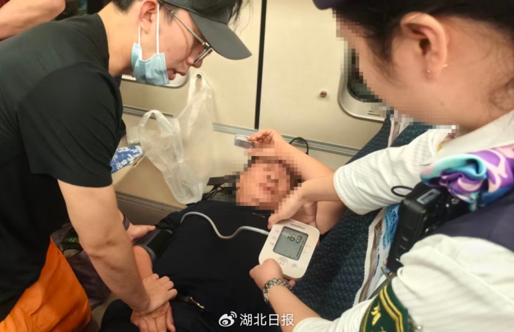 D957次列车一乘客突发疾病，湖北两医生中秋节连跑14节车厢救人