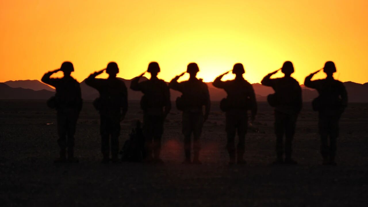 夕阳下，这是属于中国军人的独特浪漫！