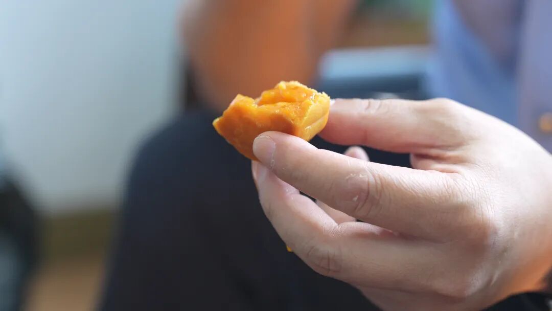 中秋归“家”:少年携月饼 赴一场派出所的团圆 中秋归“家”:少年携月饼 赴一场派出所的团圆