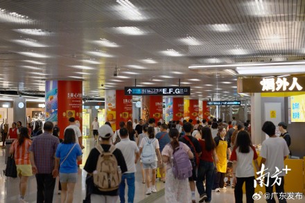 返程高峰广州地铁延迟收车