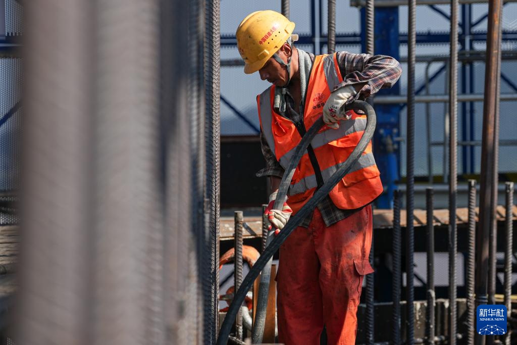 浙江：甬舟铁路桃夭门公铁两用大桥6号主塔顺利合拢