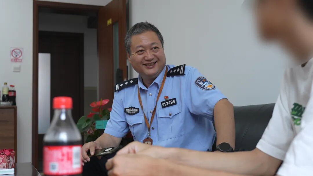 中秋归“家”:少年携月饼 赴一场派出所的团圆 中秋归“家”:少年携月饼 赴一场派出所的团圆