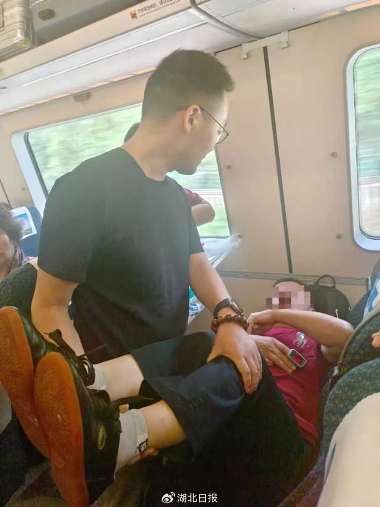D957次列车一乘客突发疾病，湖北两医生中秋节连跑14节车厢救人