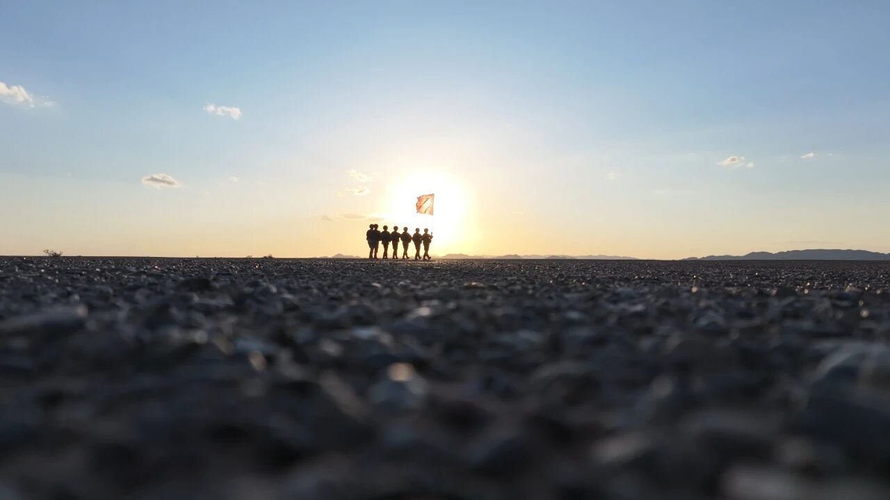 夕阳下，这是属于中国军人的独特浪漫！