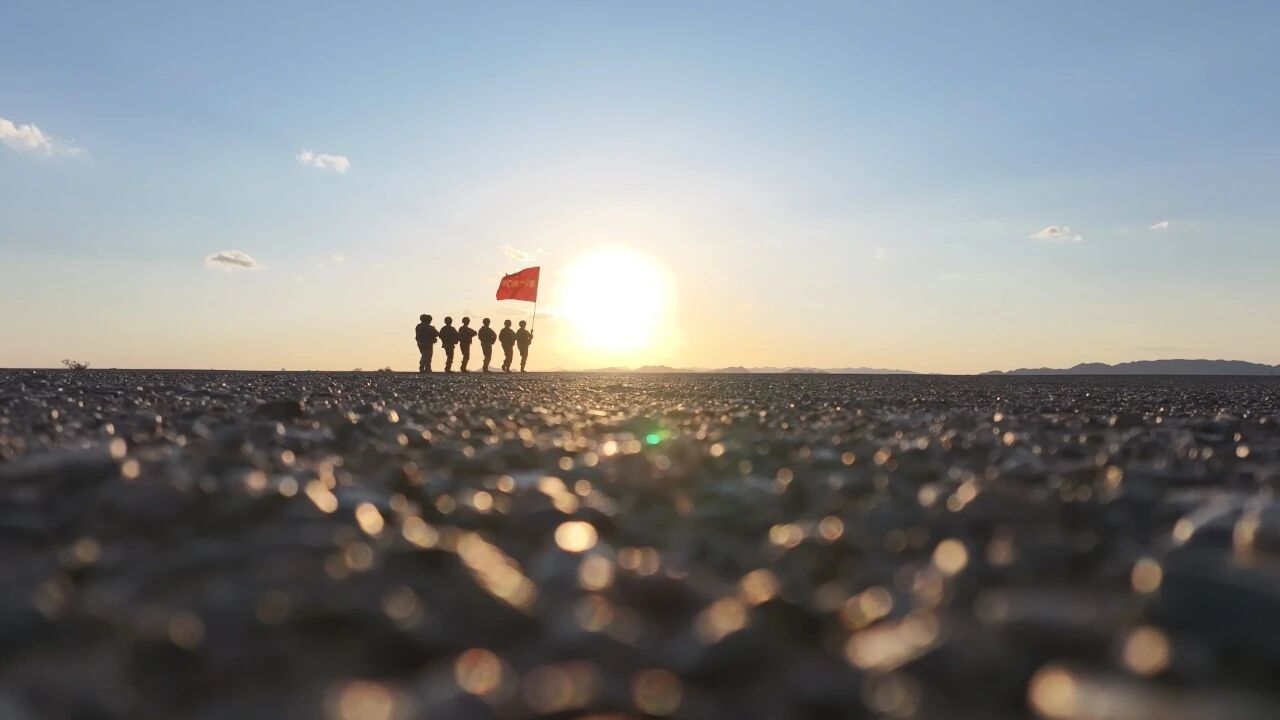 夕阳下，这是属于中国军人的独特浪漫！