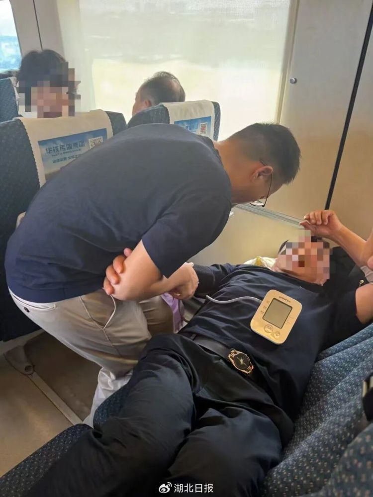 D957次列车一乘客突发疾病，湖北两医生中秋节连跑14节车厢救人