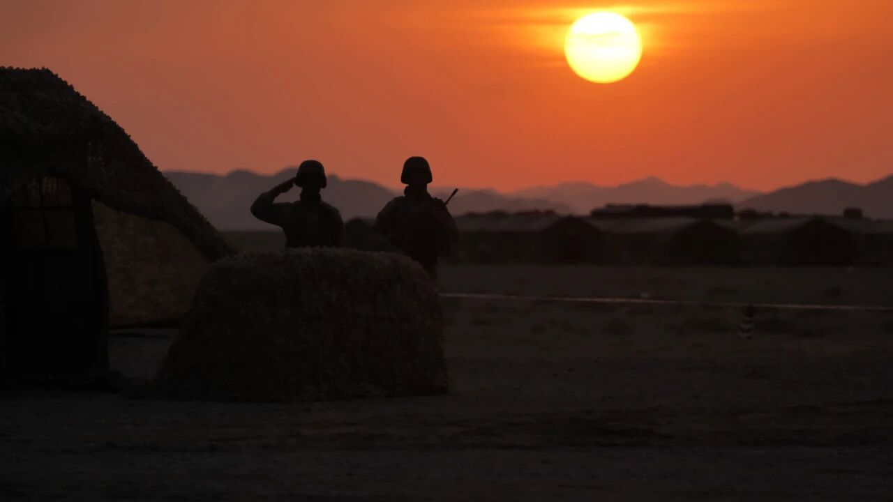 夕阳下，这是属于中国军人的独特浪漫！