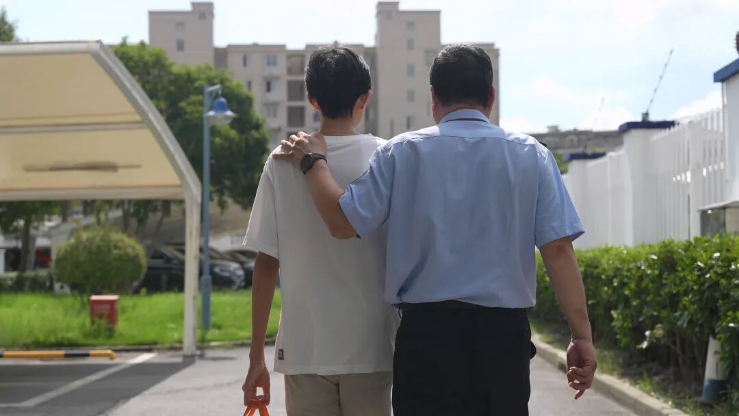 中秋归“家”:少年携月饼 赴一场派出所的团圆 中秋归“家”:少年携月饼 赴一场派出所的团圆