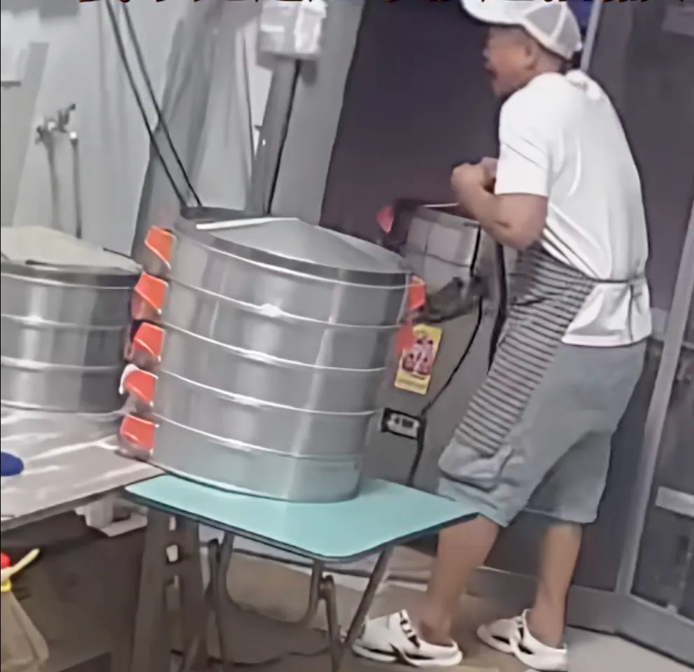 妻子抄起油桶砸向丈夫，网友却一致好评！