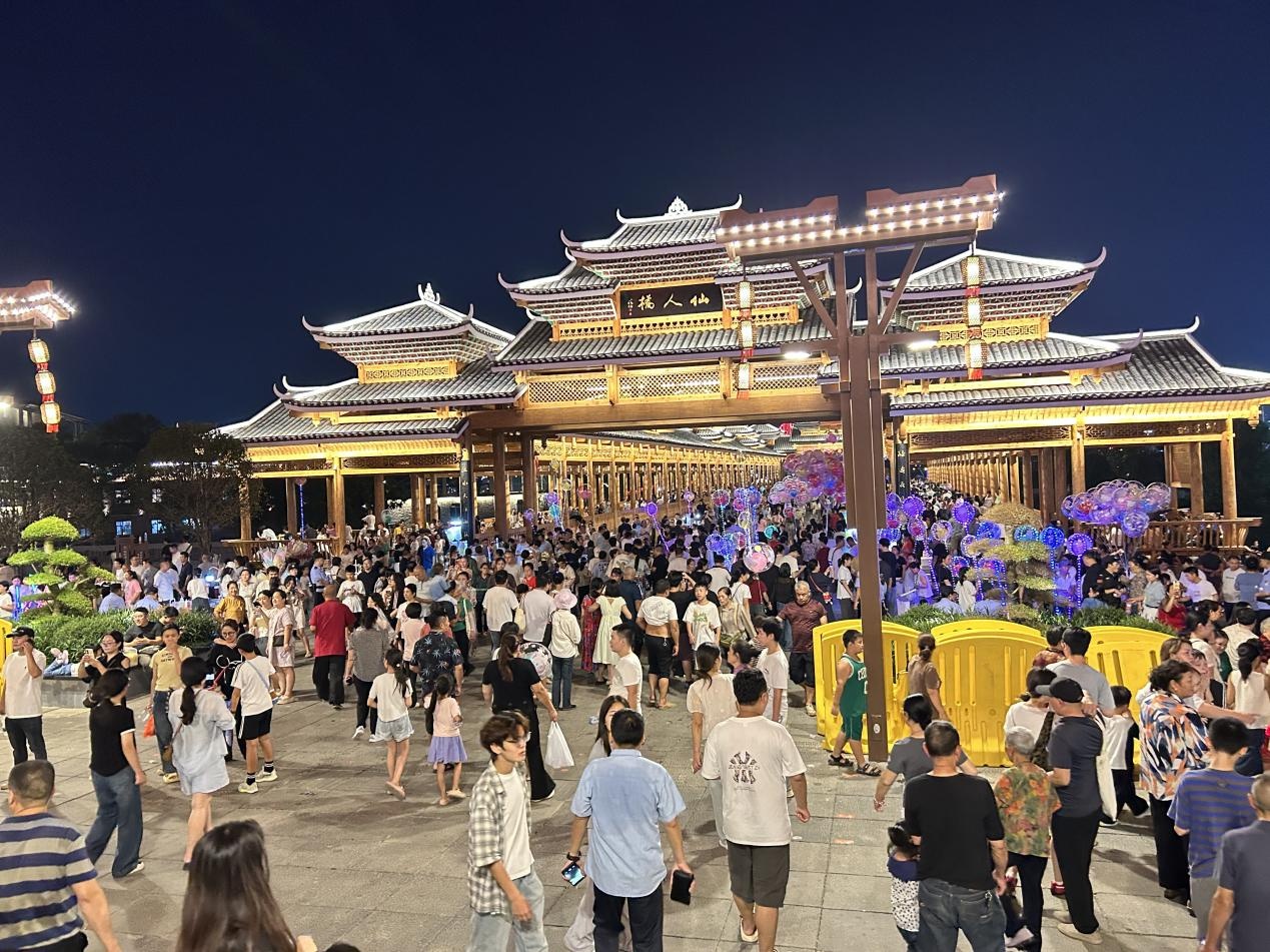 湖南怀化：“双节”假期前五天客流121.73万人次，营业收入1.12亿元