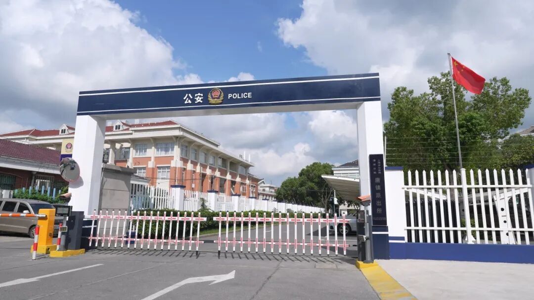 中秋归“家”:少年携月饼 赴一场派出所的团圆 中秋归“家”:少年携月饼 赴一场派出所的团圆